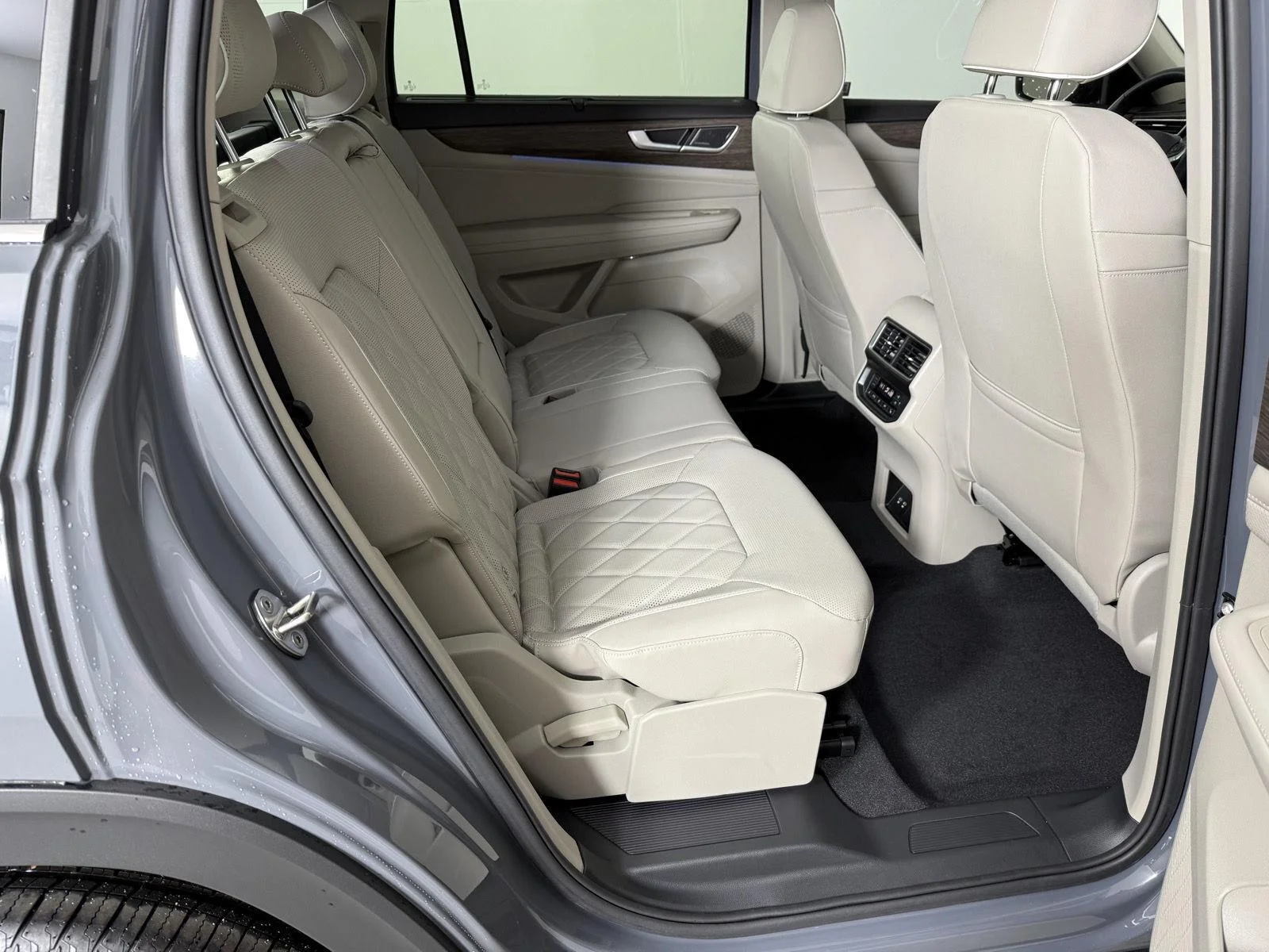 New 2026 Pure Gray Volkswagen 2.0T SEL Premium R-Line image 15