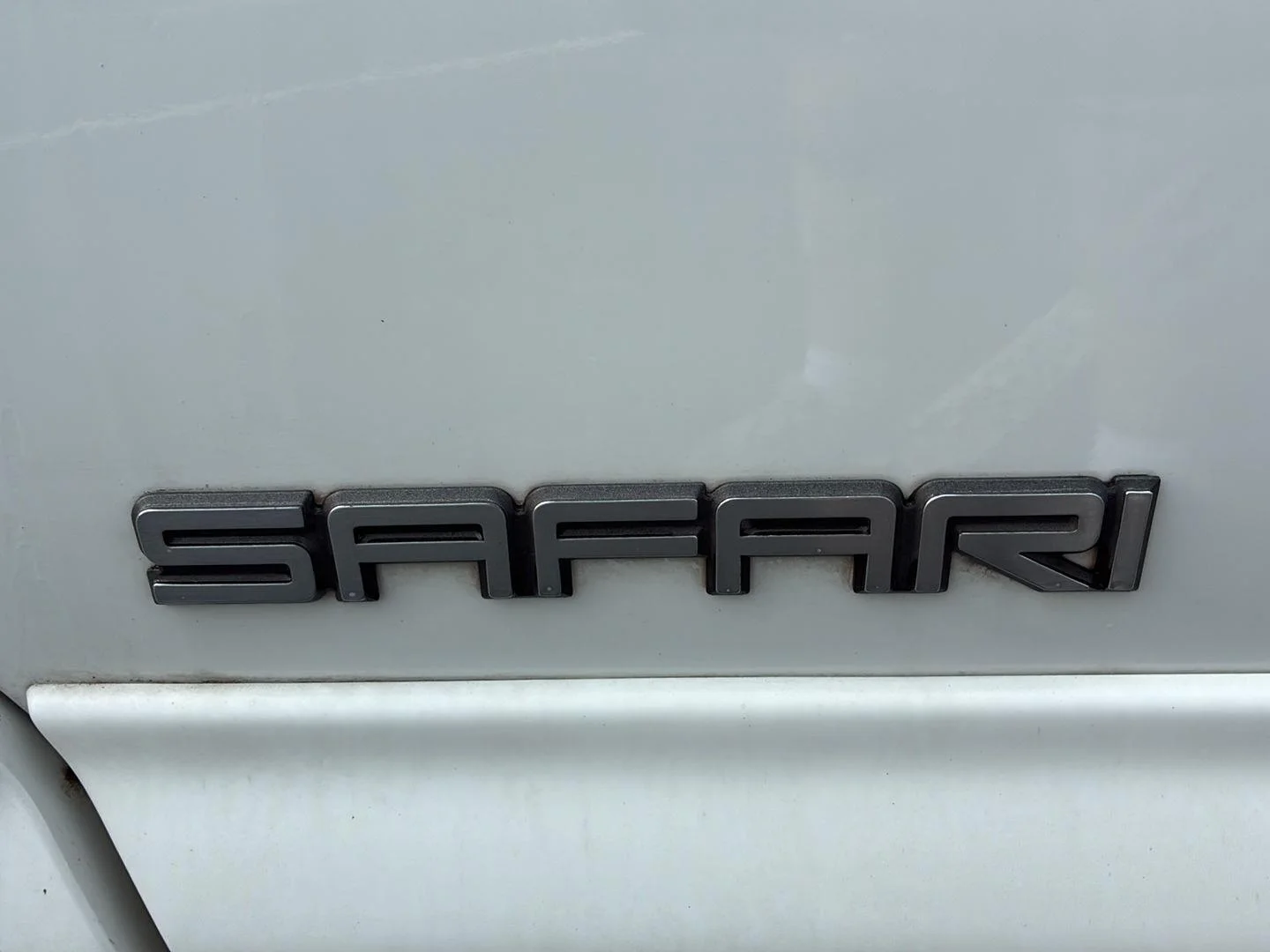 Used 2000 Ivory White GMC SL image 9