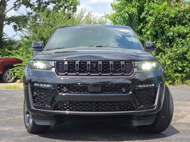 New 2026 Diamond Black Crystal Pearlcoat Jeep Limited Reserve image 3