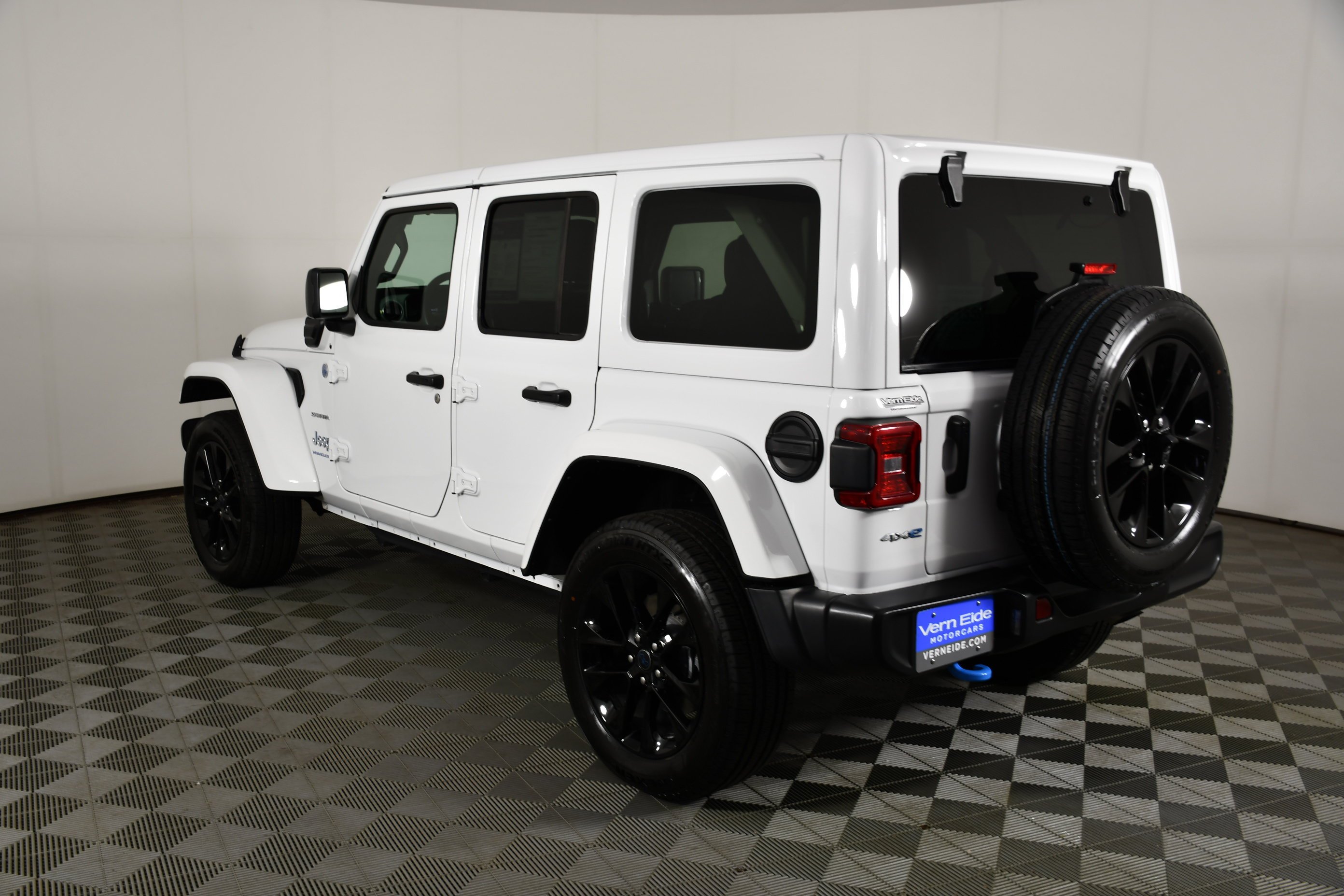 Used 2024 Bright White Clearcoat Jeep Sahara image 8