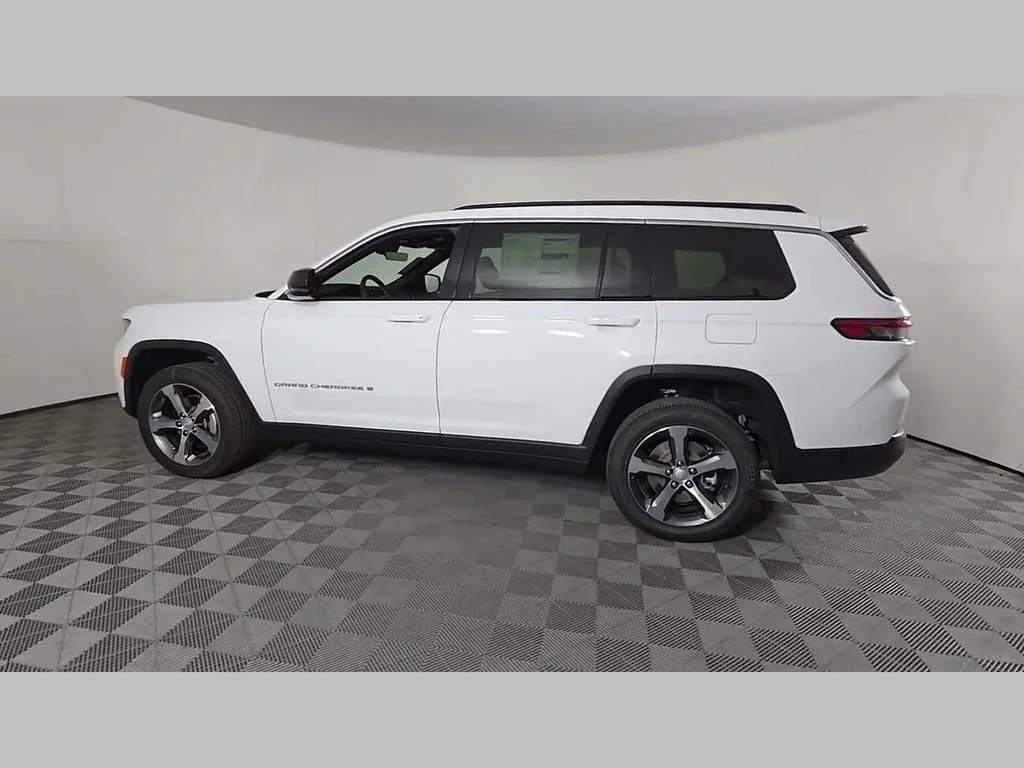 New 2026 Bright White Clear-Coat Exterior Paint Jeep Limited image 40
