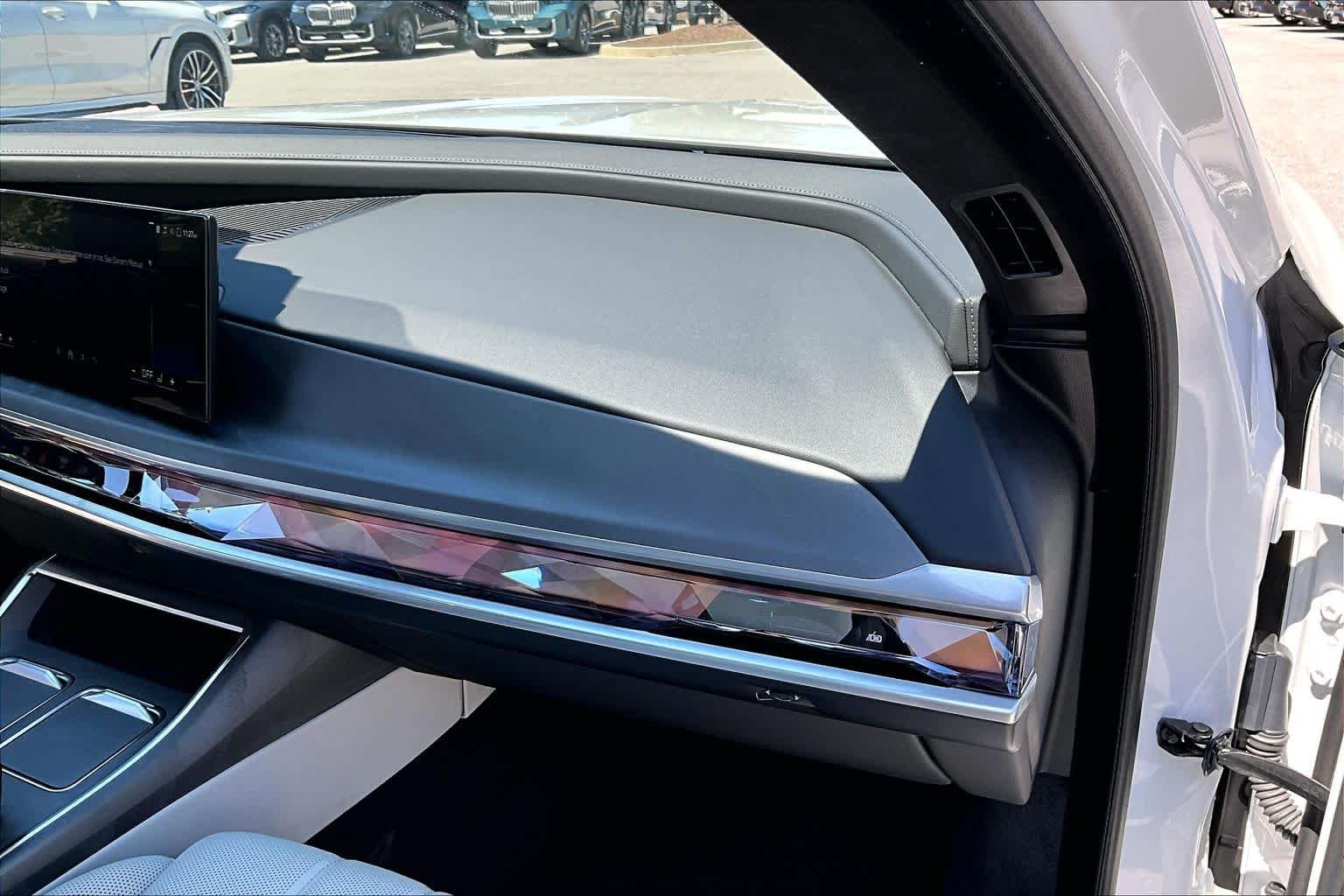 2025 BMW 7 Series 750e - Photo 18