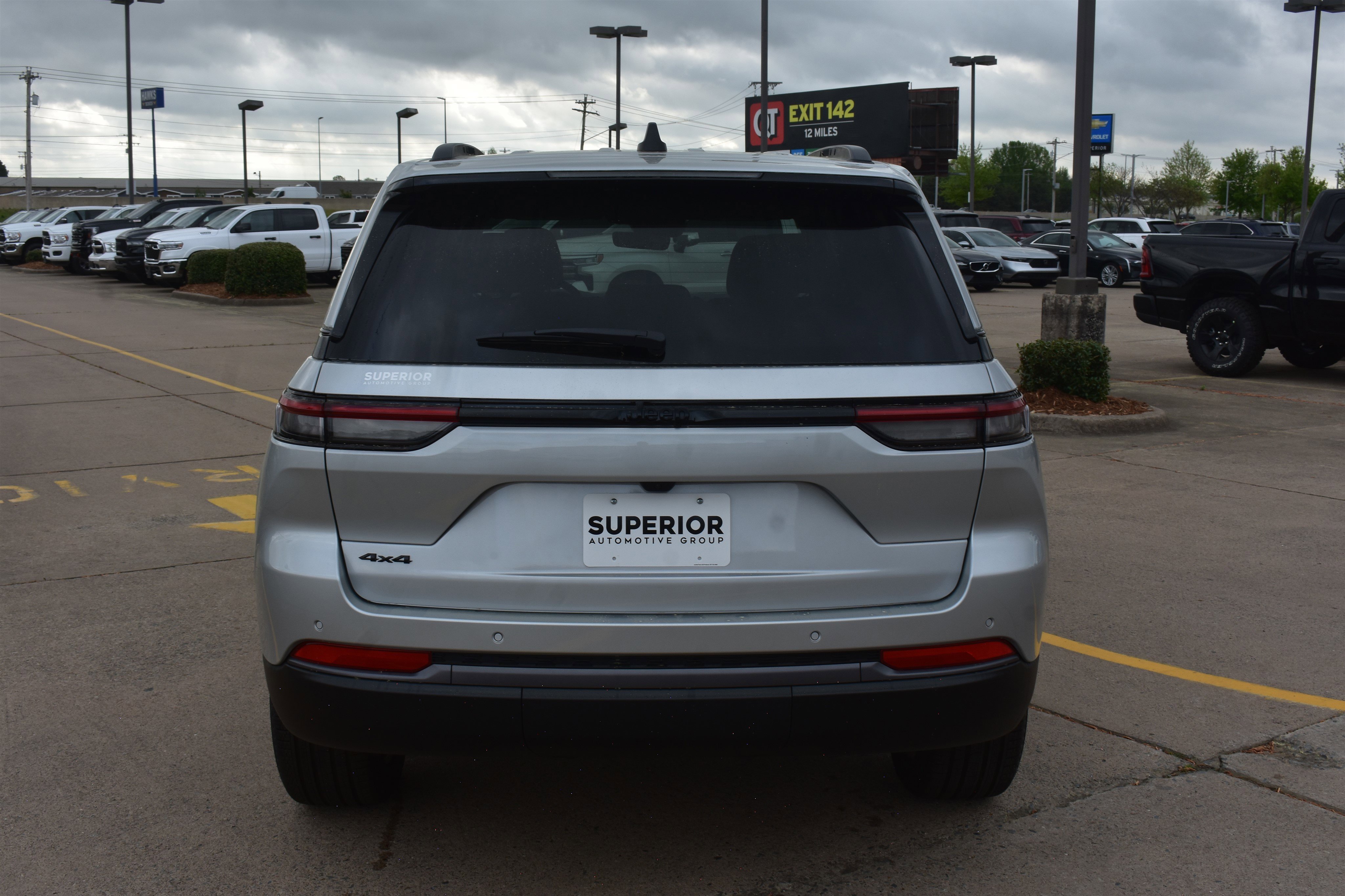 New 2026 Silver Zynith Exterior Paint Jeep Limited image 6