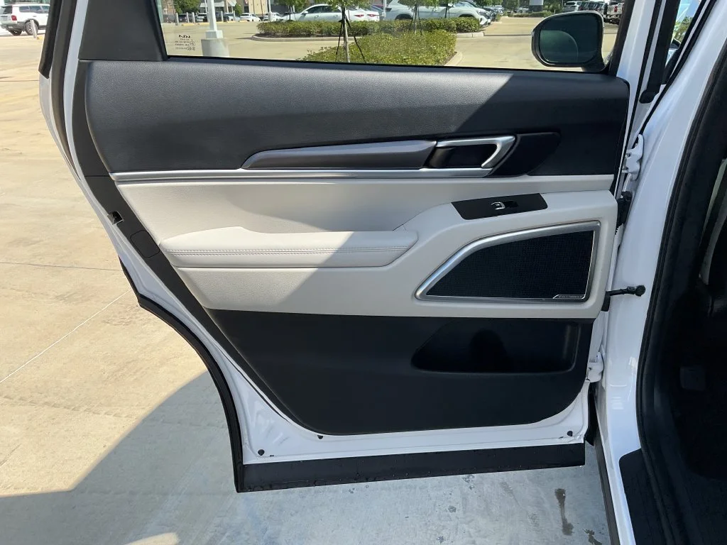 Used 2025 White Kia S image 15
