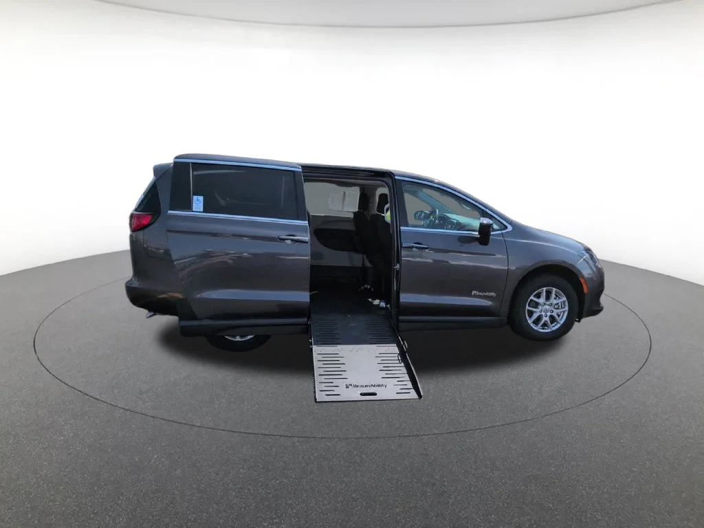2023 Chrysler Voyager