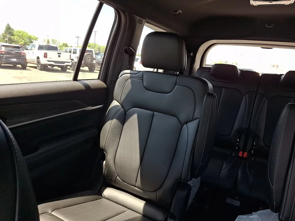 New 2026 Diamond Black Crystal Pearlcoat Jeep Limited image 13