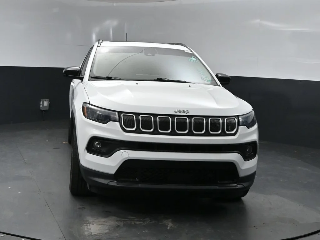 Certified Used 2022 White Jeep Latitude Lux image 7