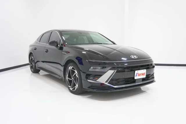 Used 2024  Hyundai SEL image 3