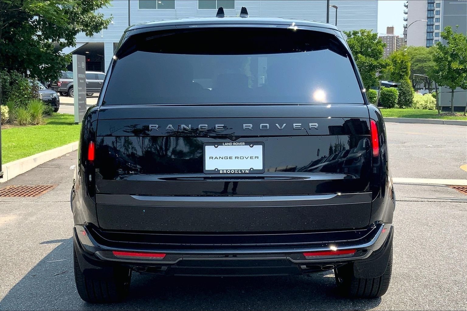 New 2026 Santorini Black Land Rover SE image 4