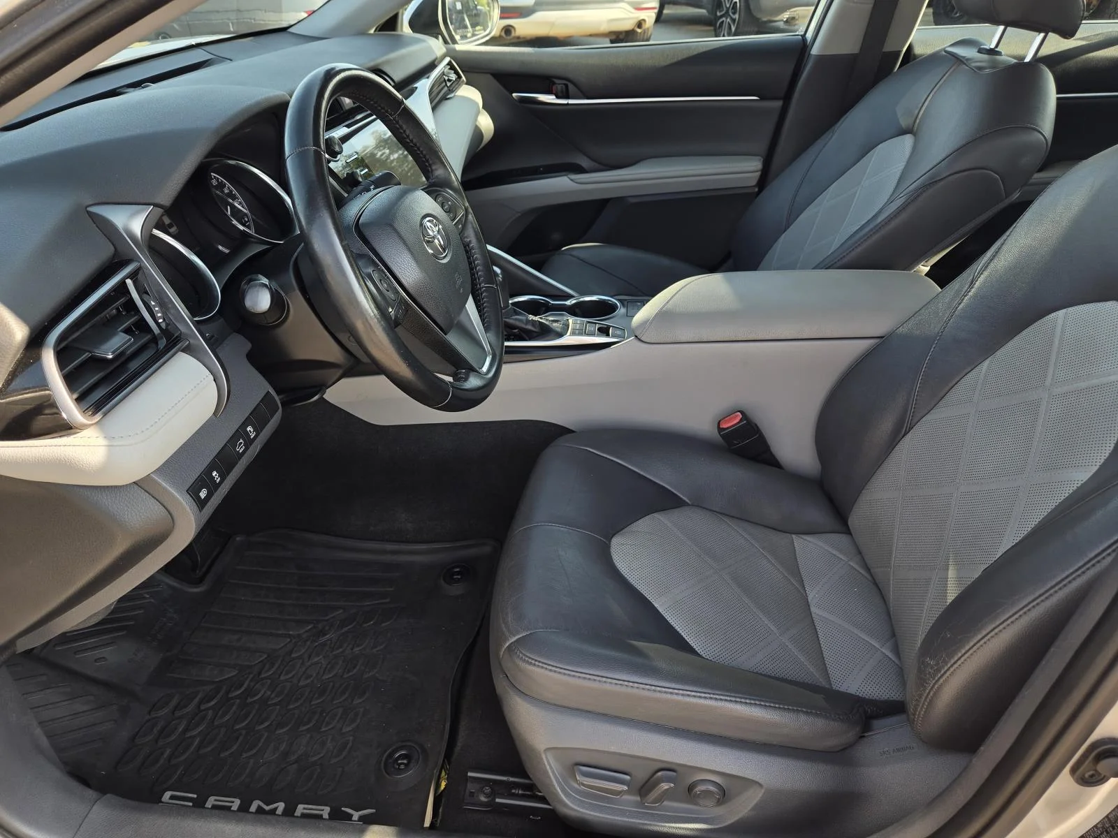 Used 2019 Celestial Silver Metallic Toyota XLE Auto (Natl) image 25