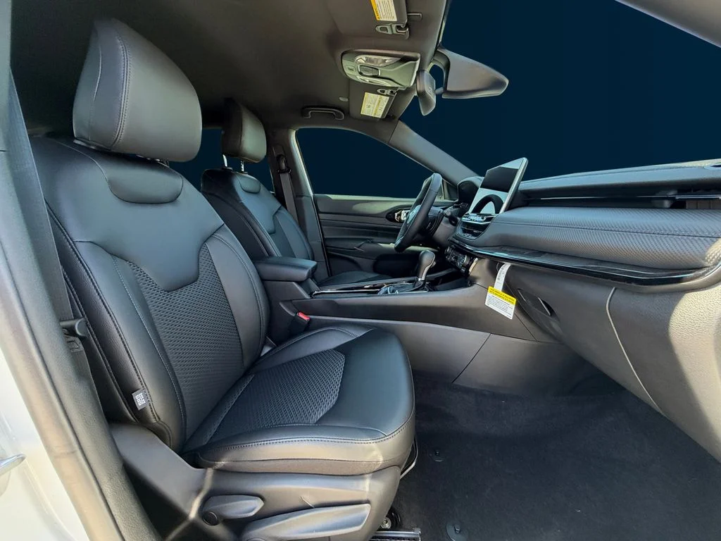New 2026 White Jeep Latitude image 17