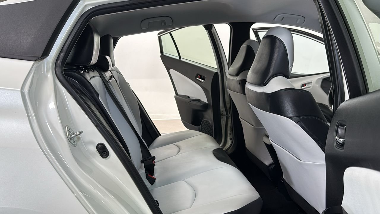 Used 2016 White Toyota Four image 17