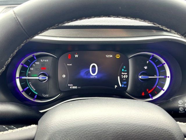Used 2024 White Chrysler Select image 25
