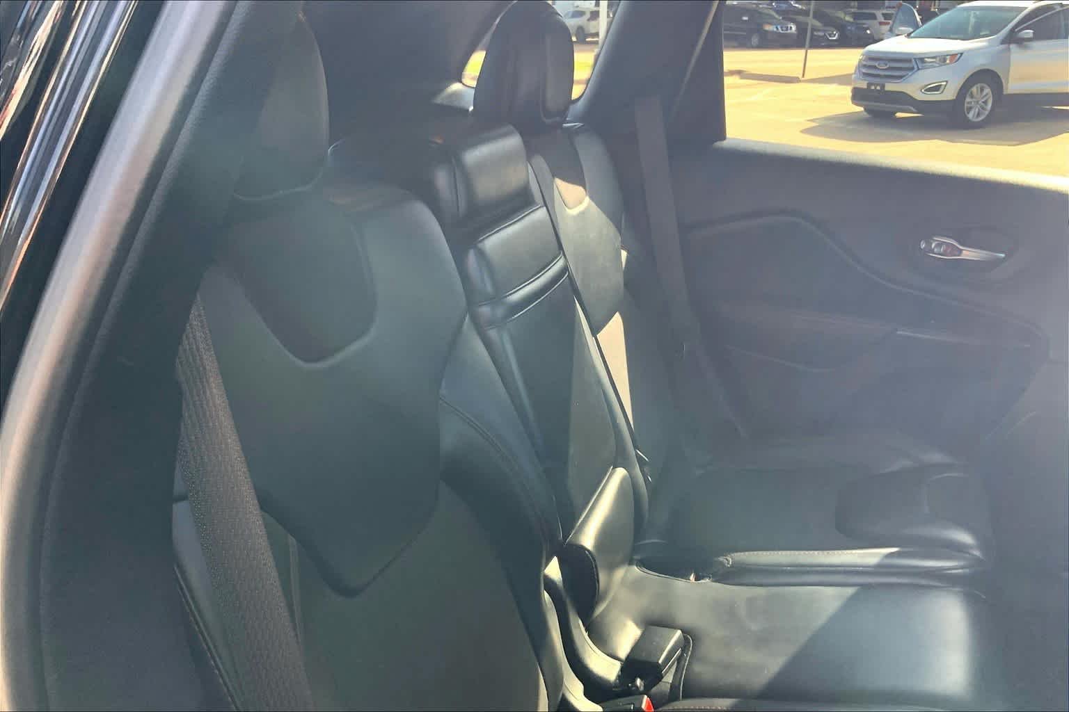 Used 2017 Diamond Black Crystal Pearlcoat Jeep Trailhawk image 19
