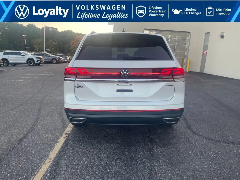 Used 2026 White/off-white Volkswagen SE image 4