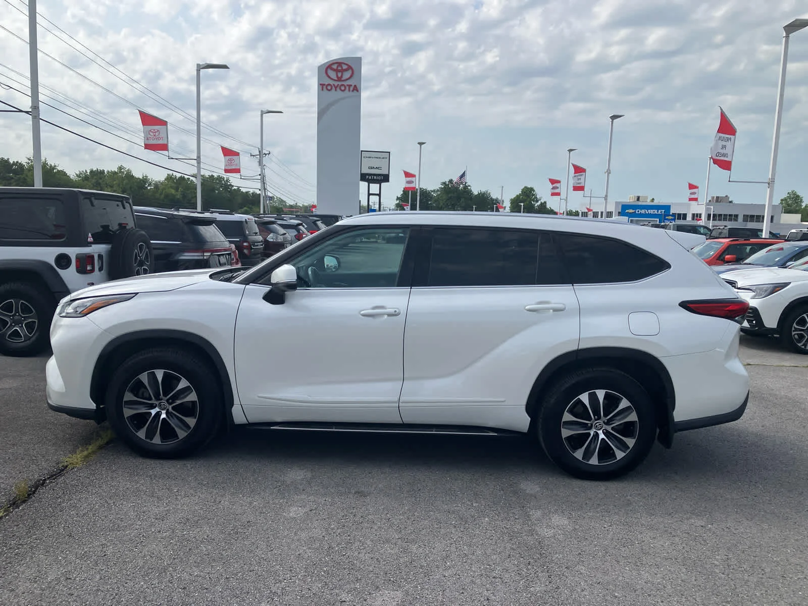 Used 2020 Blizzard Pearl Toyota XLE image 4