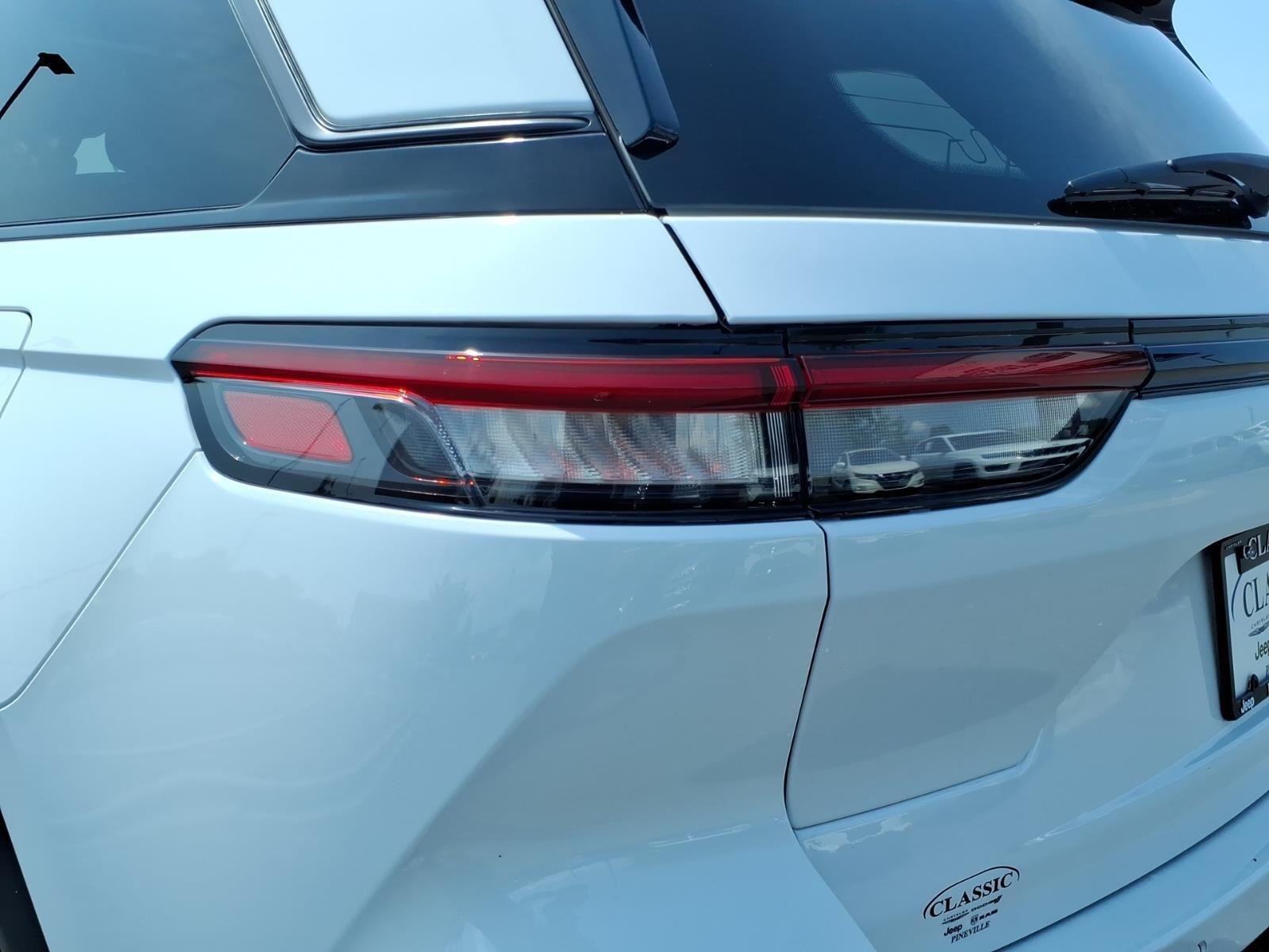 New 2026 Bright White Clear-Coat Exterior Paint Jeep Laredo Altitude image 17