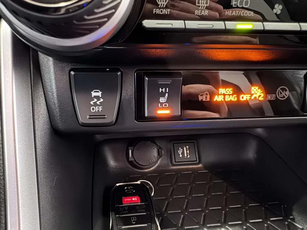 2024 Toyota RAV4 SE - Photo 23