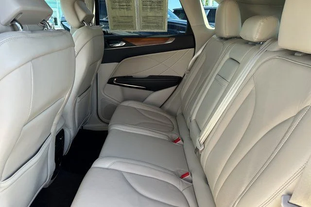 Used 2019 Silver Lincoln Select image 21