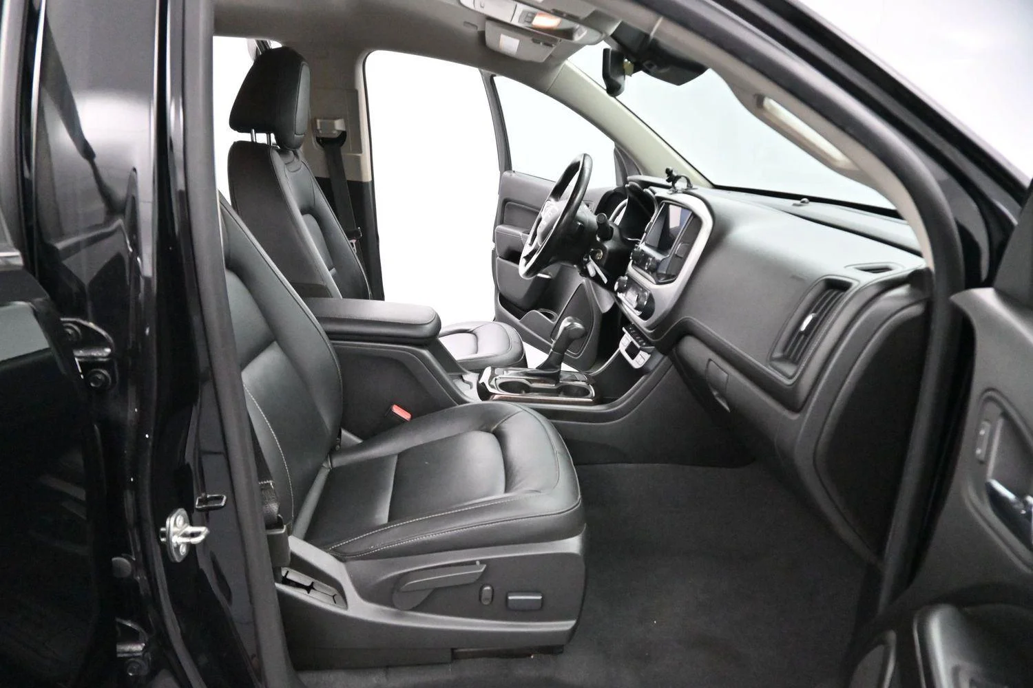 Used 2019 Onyx Black GMC 4WD SLT image 32