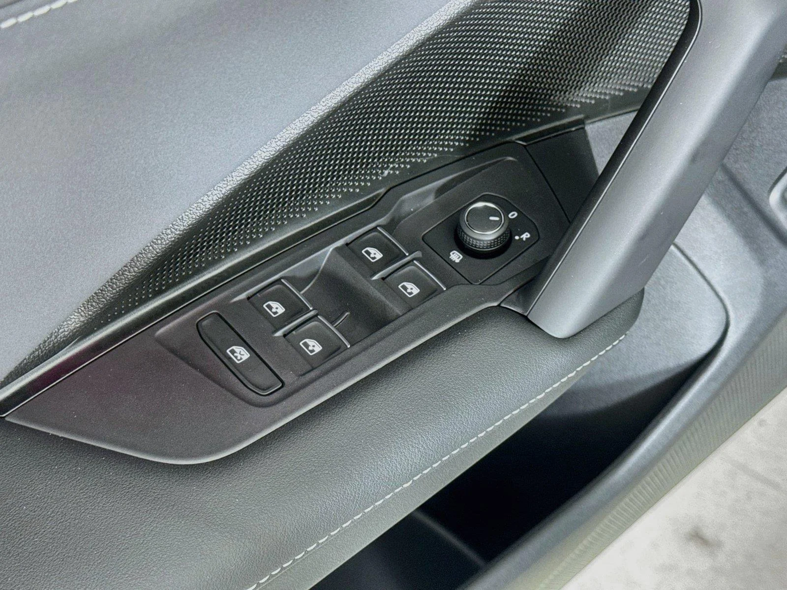 New 2026 Sandstone Volkswagen SE R-Line Black image 17