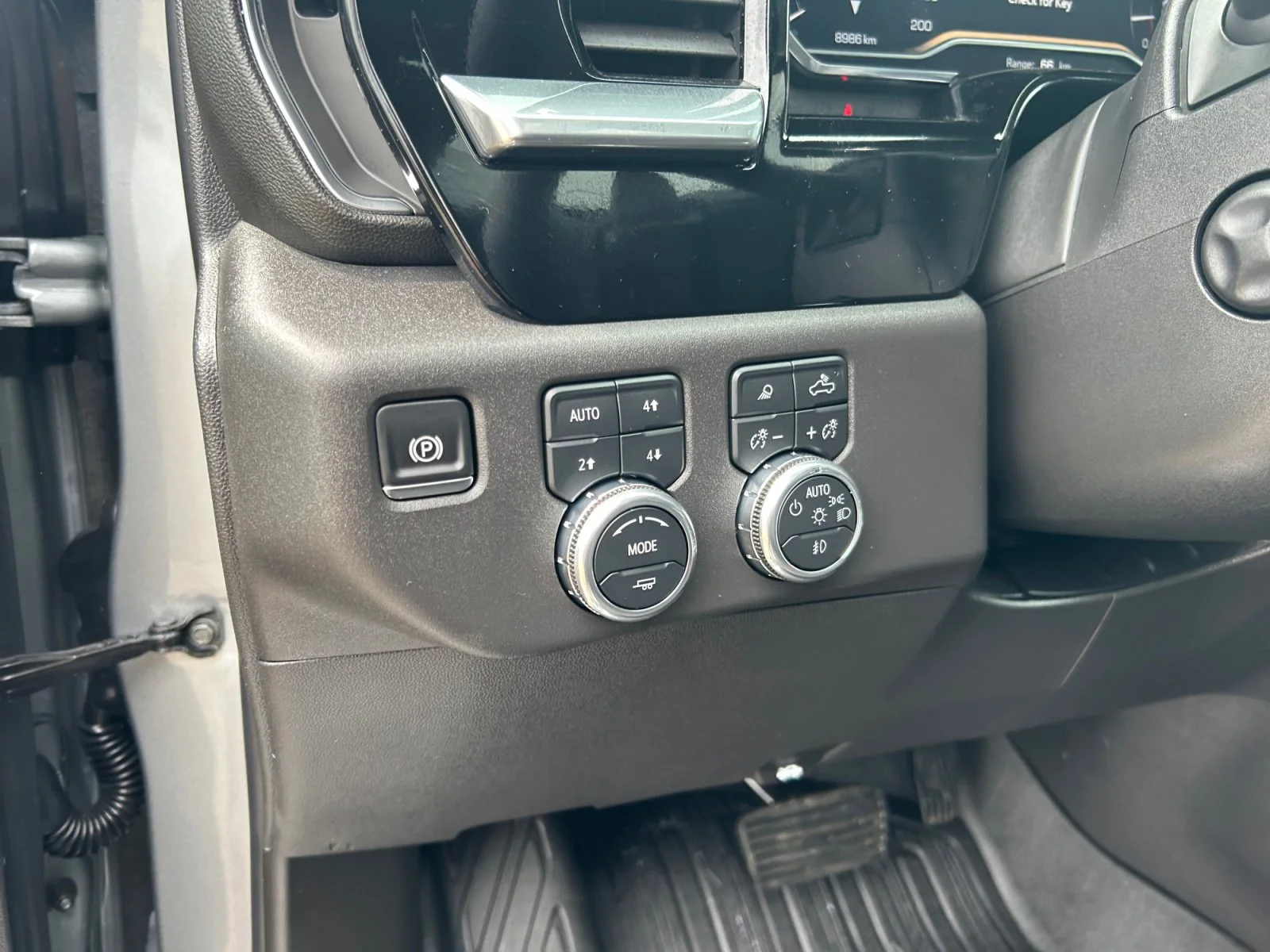 Used 2025 Gray GMC SLT Crew 6.2L Leather Sunroof Nav 4x4 image 16
