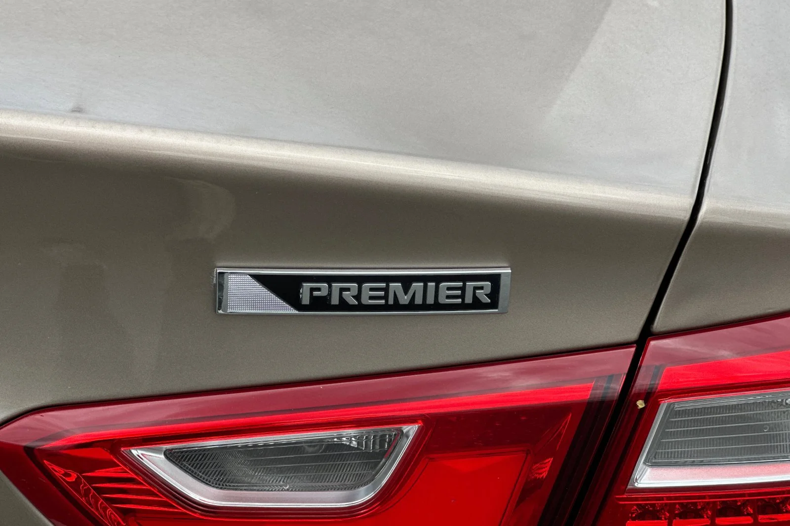 Used 2018 Sandy Ridge Metallic Chevrolet Premier image 26