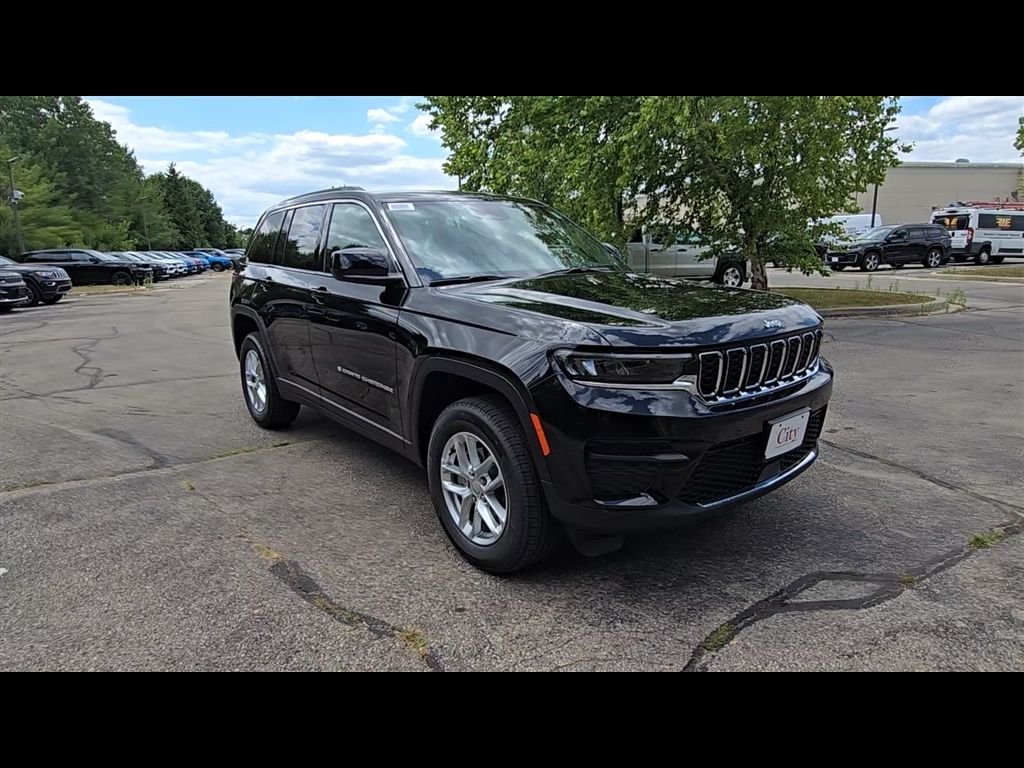 New 2026 Diamond Black Crystal Pearl-Coat Exterior Paint Jeep Laredo X image 2