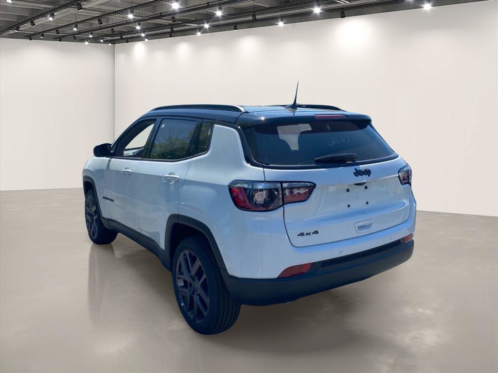 New 2026 Bright White Clear-Coat Exterior Paint Jeep Limited image 3