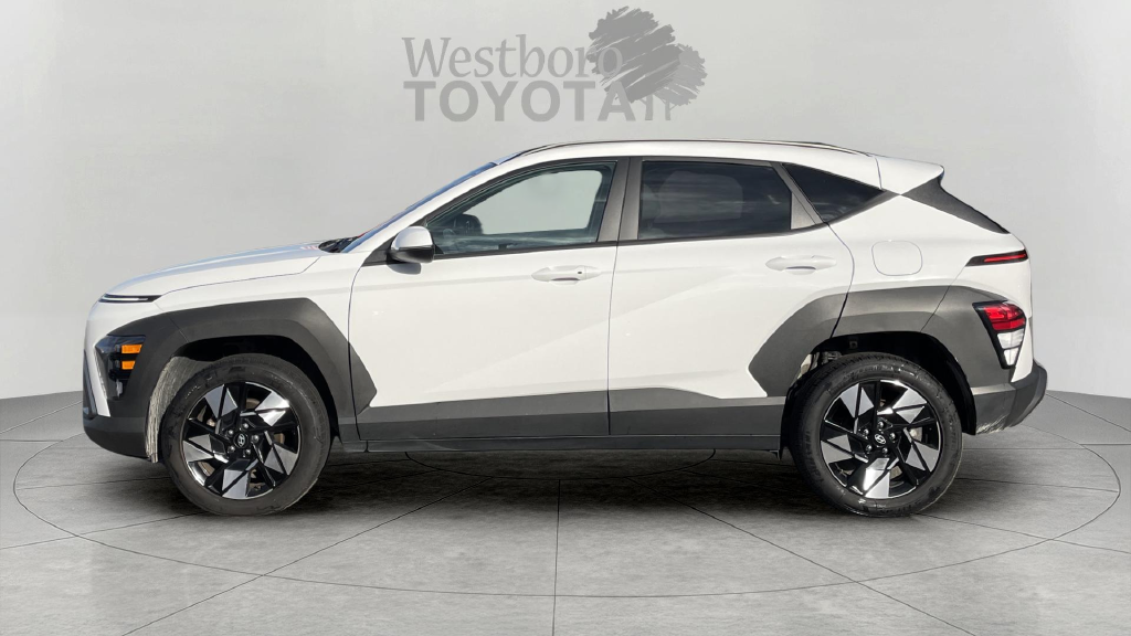 Used 2025 White Hyundai SEL image 4