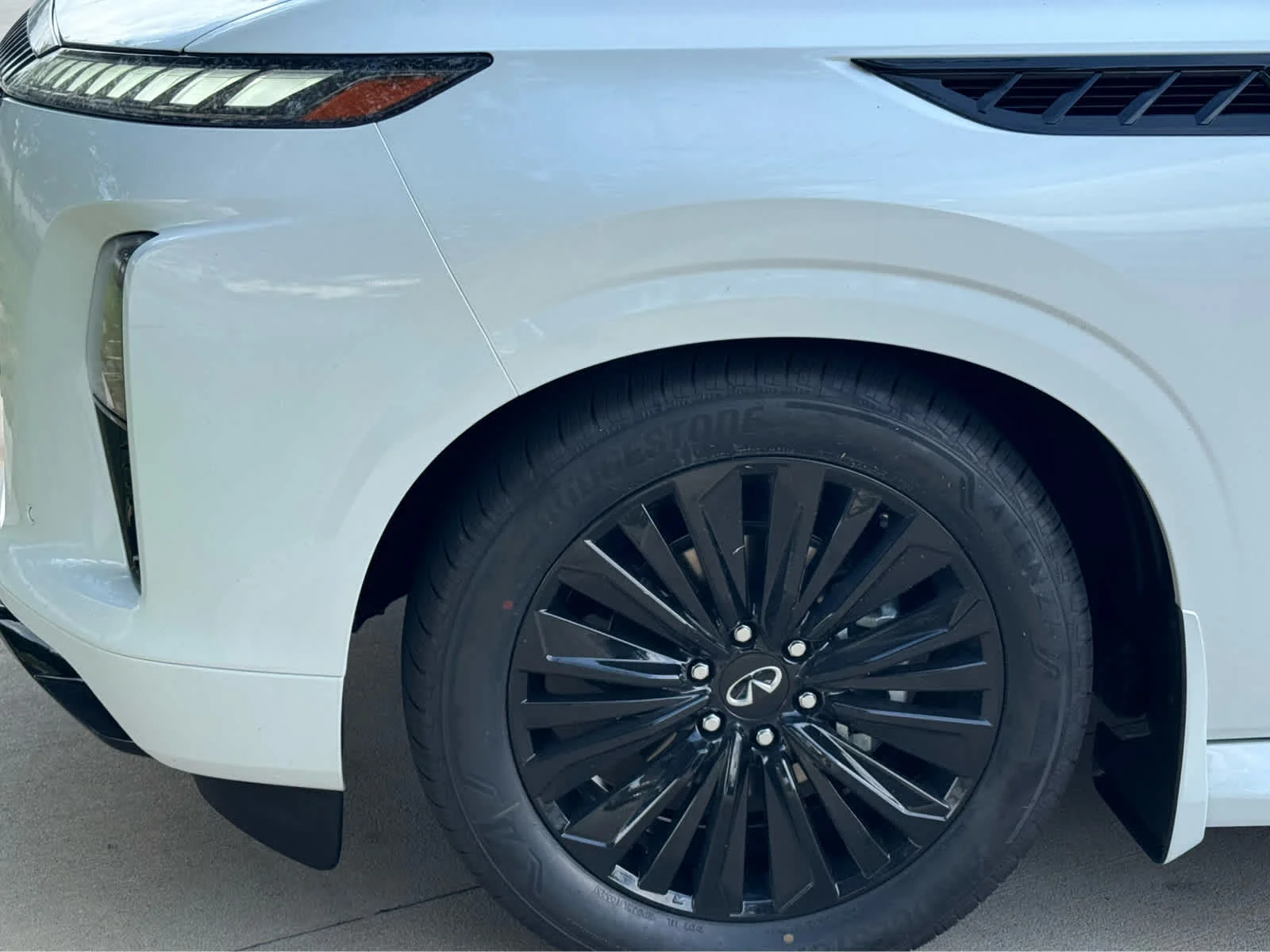 New 2026 RADIANT WHITE INFINITI Luxe 2WD image 6