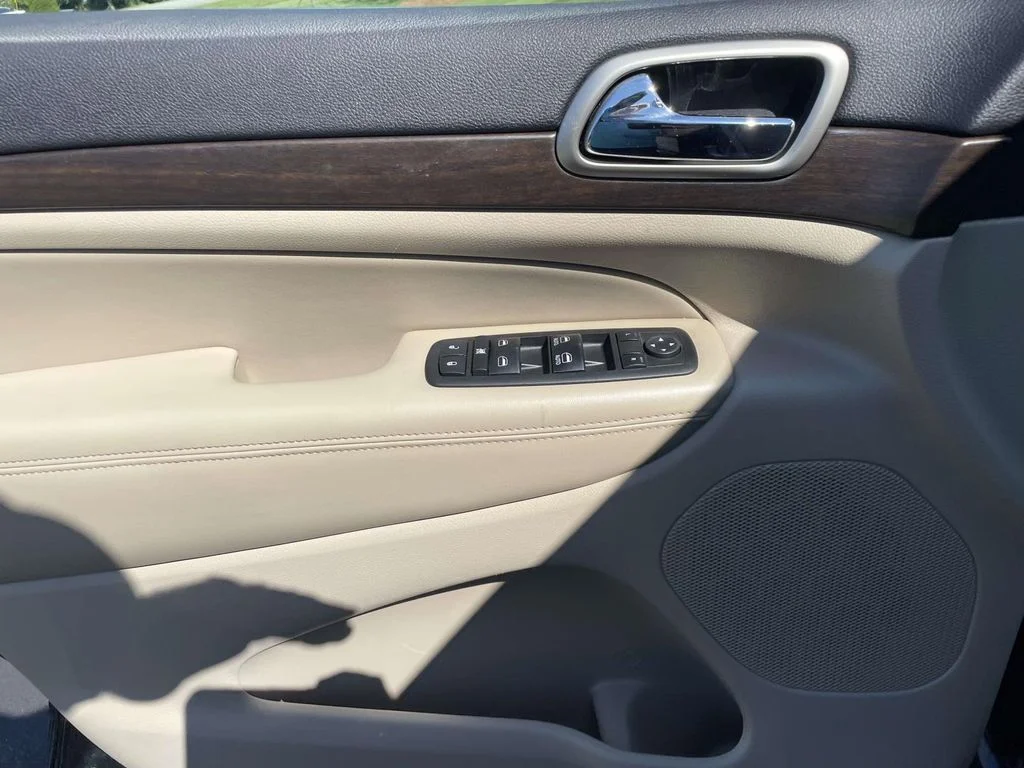 Used 2017 Diamond Black Crystal Pearlcoat Jeep Laredo image 18