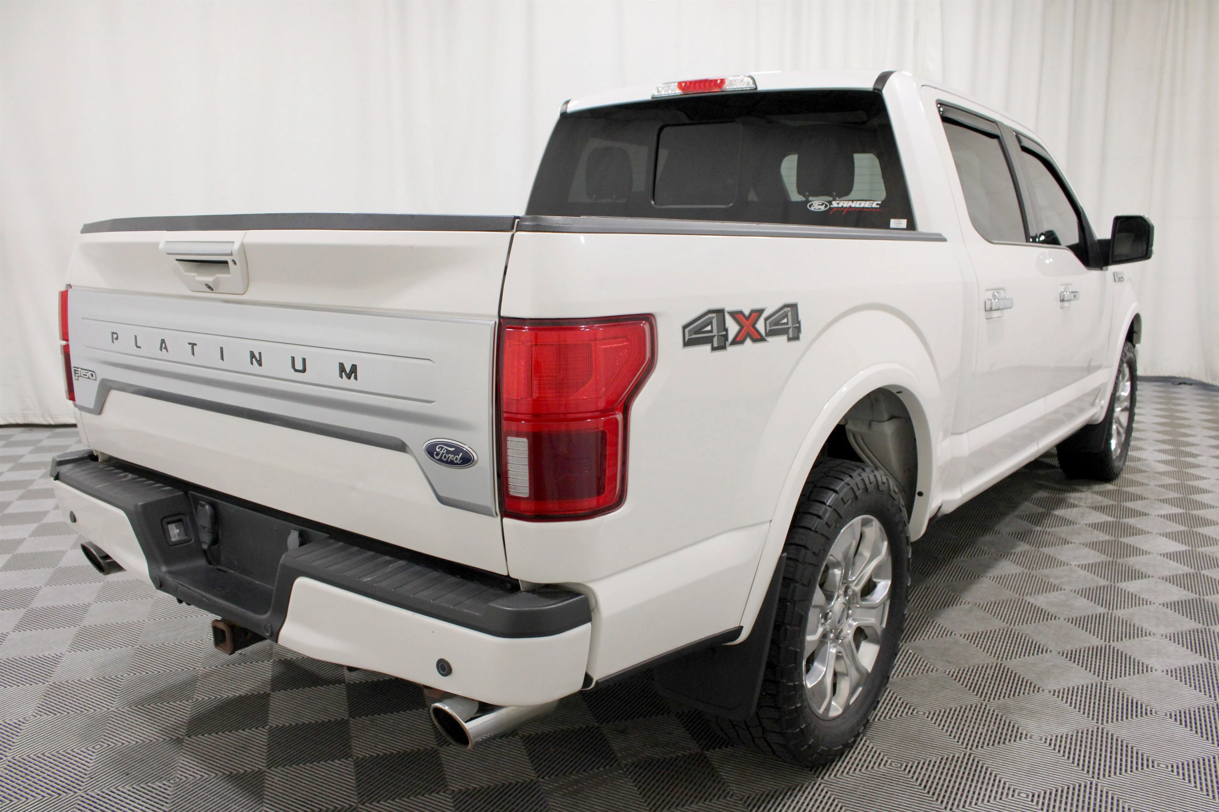 Used 2019 White Platinum Metallic Tri-Coat Ford Platinum image 28