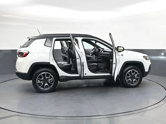 2025 Jeep Compass Trailhawk - Photo 32