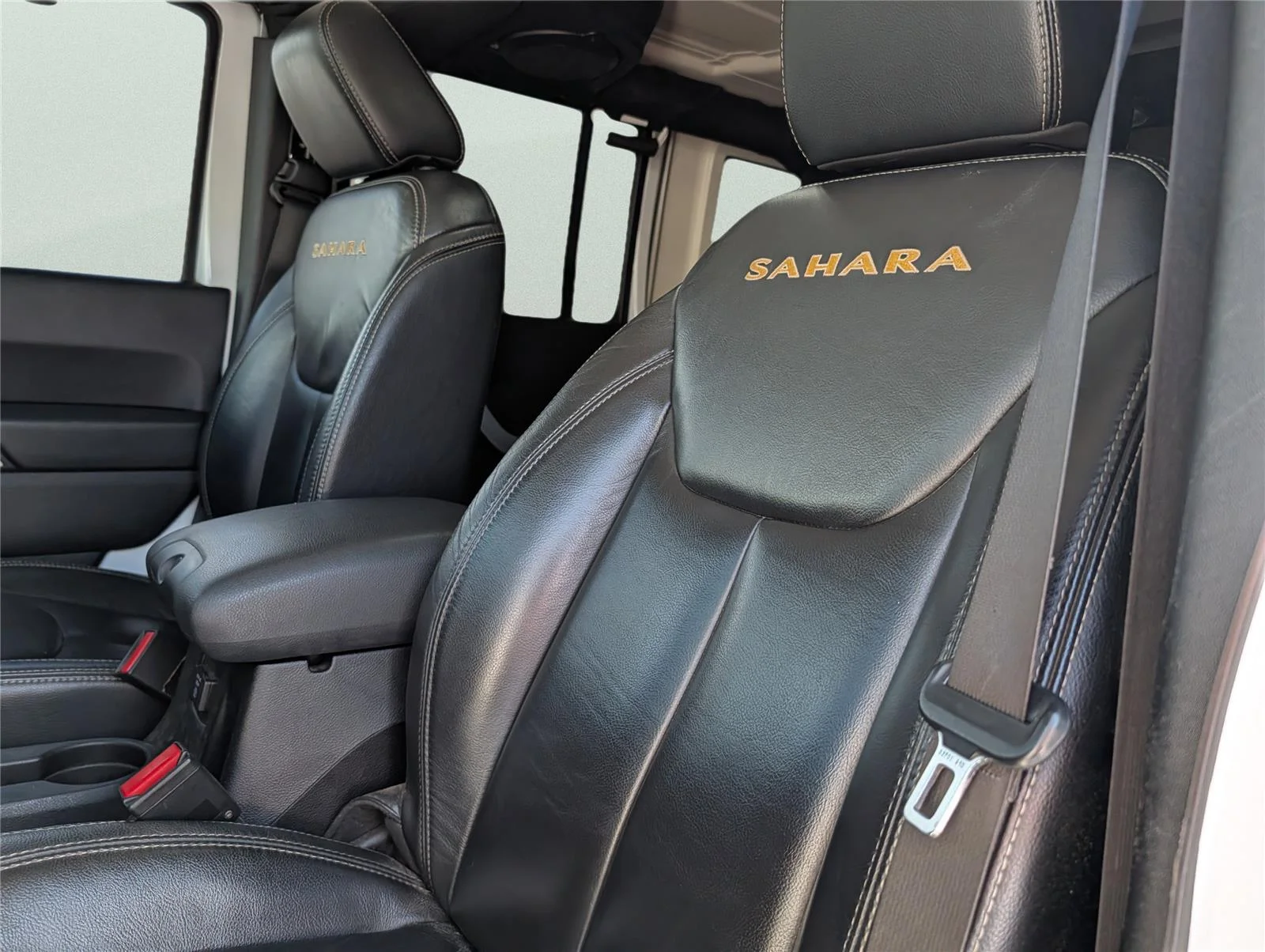 Used 2014 Bright White Clearcoat Jeep Sahara image 11
