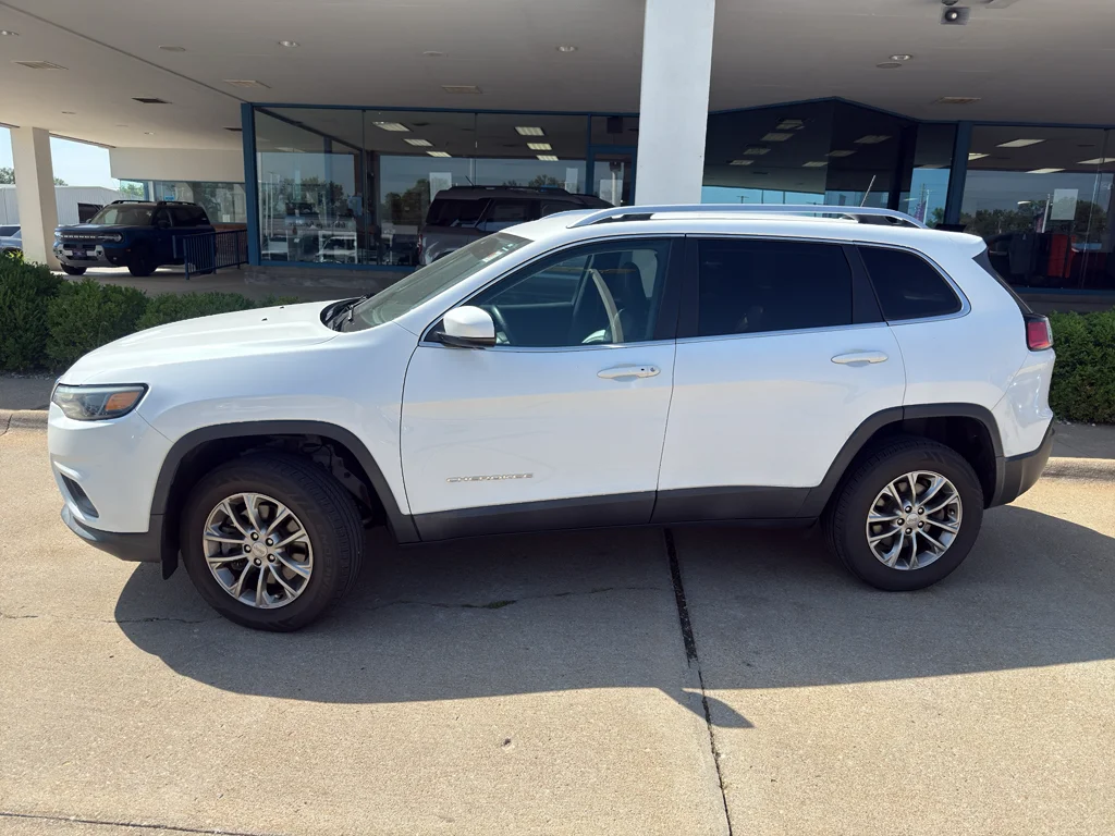 Used 2019 Bright White Clearcoat Jeep Latitude Plus image 11