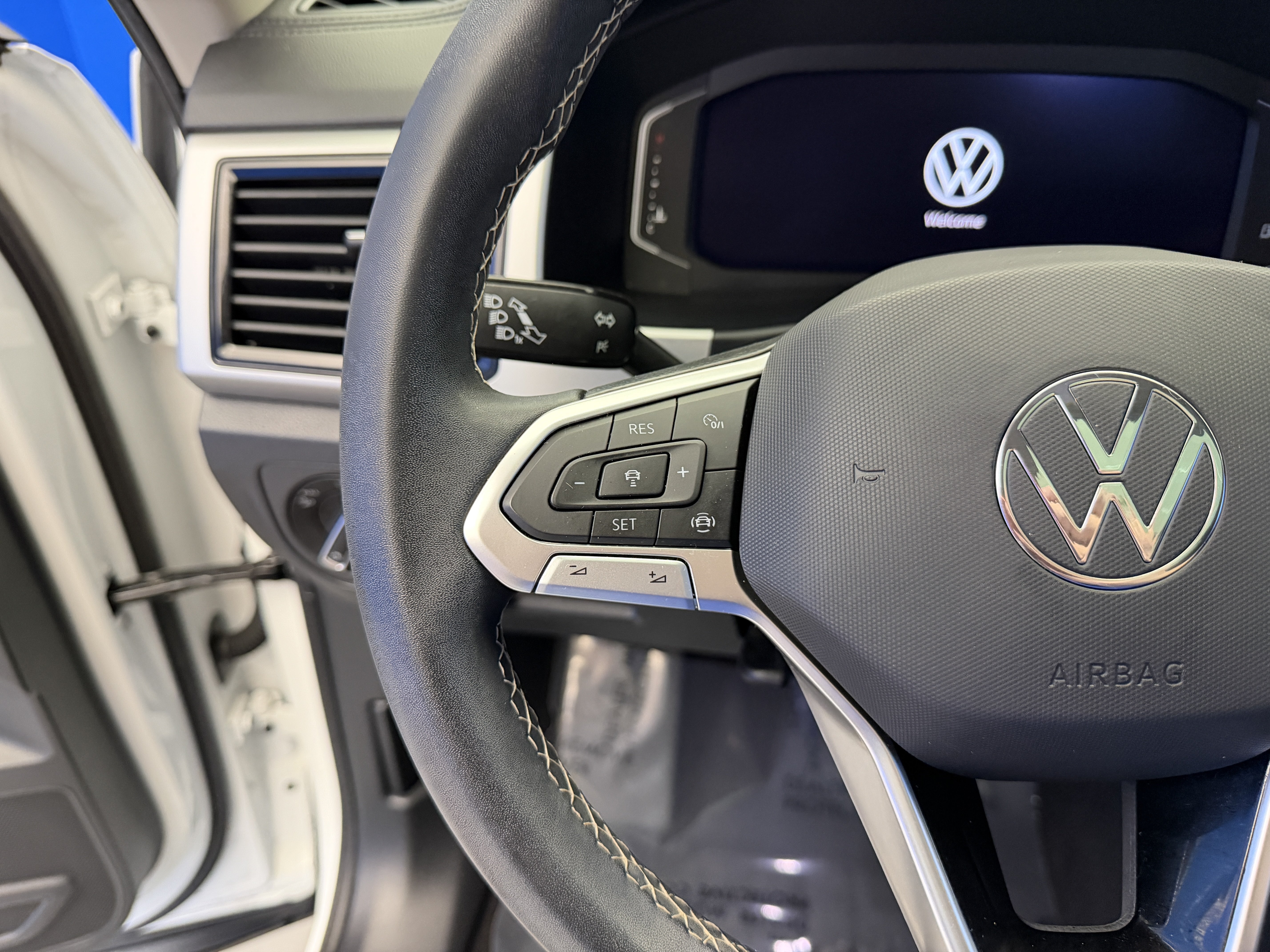 Used 2023 Pure White Volkswagen 3.6L V6 SE w/Technology image 15