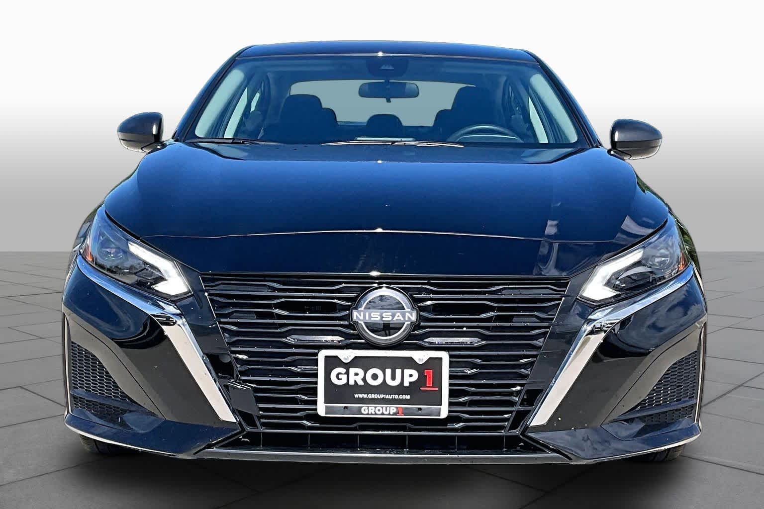 Used 2025 Super Black Nissan SV image 4