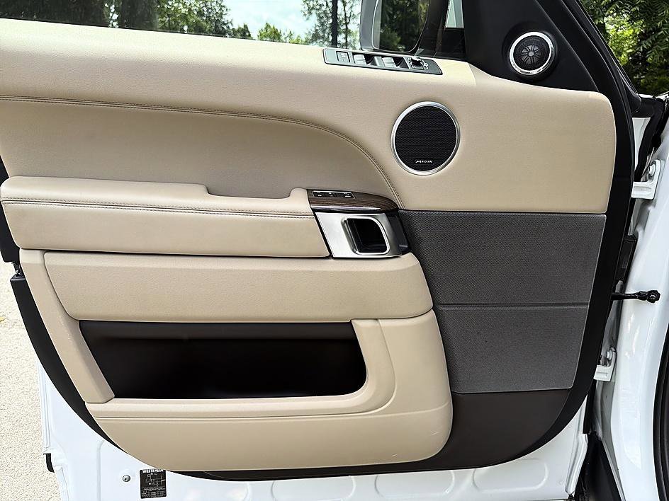 Used 2014 Fuji White Land Rover HSE image 9