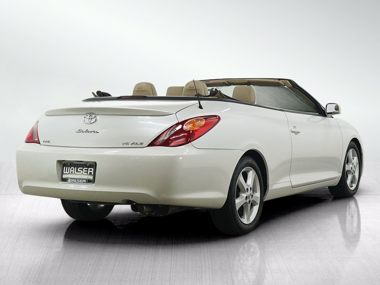 Used 2006 White Toyota SE image 6