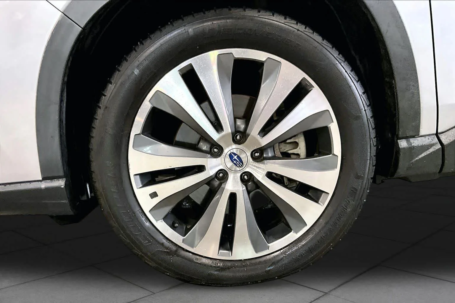 Used 2019 Ice Silver Metallic Subaru Limited image 10