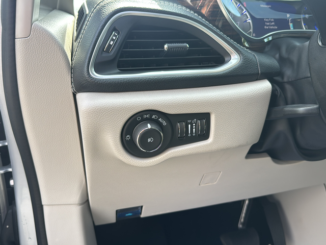 Used 2024 Silver Chrysler Limited image 28