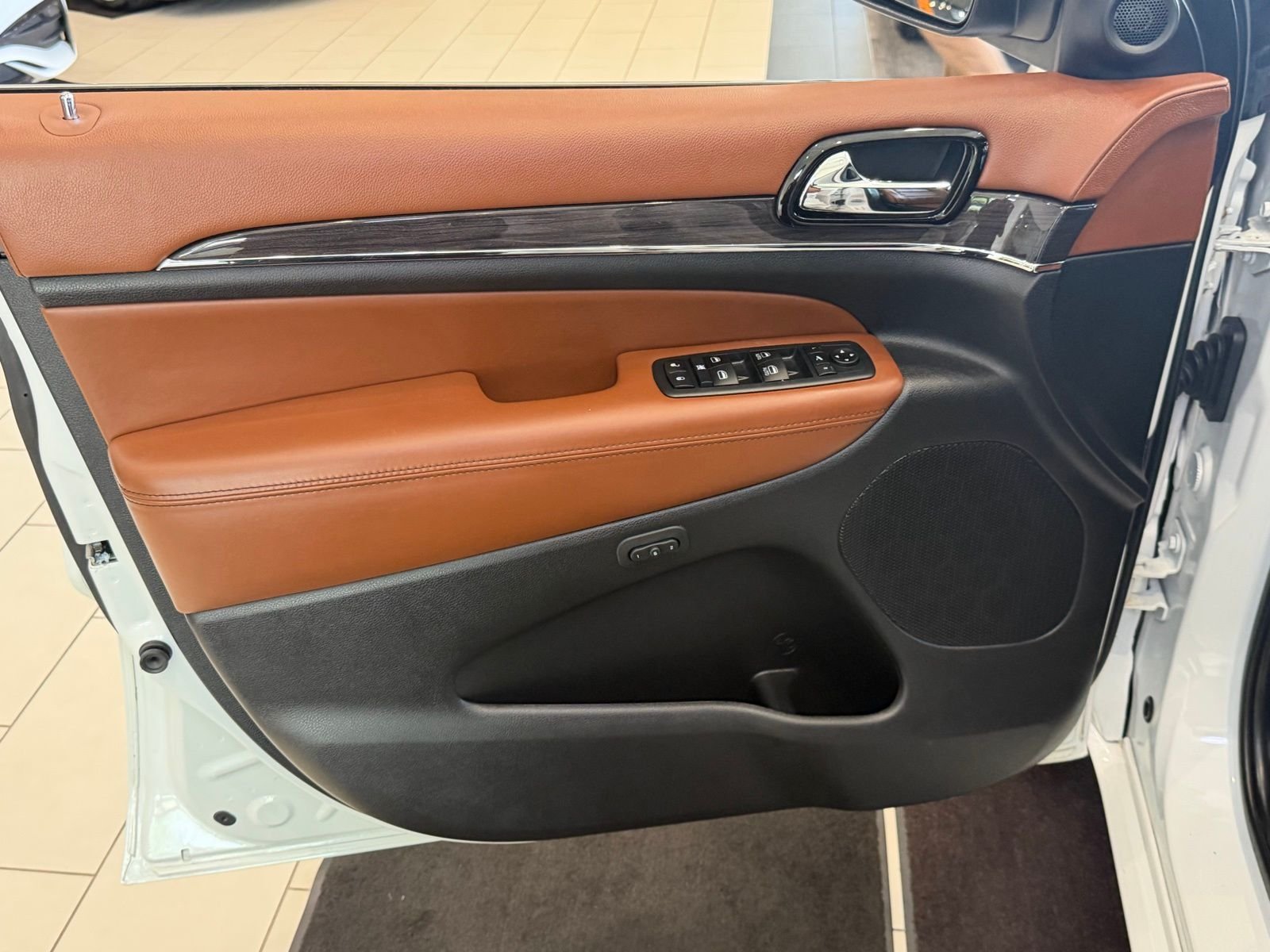 Used 2020 Off-white Jeep Overland image 20