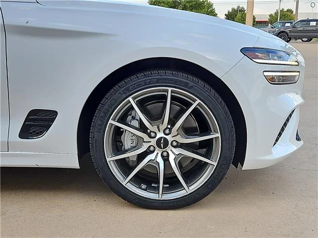 Used 2025 Uyuni White Genesis 2.5T All-Wheel Drive image 4