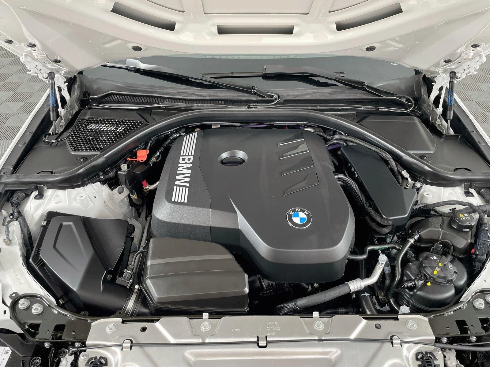 Used 2025 Mineral White Metallic BMW 330i xDrive image 33