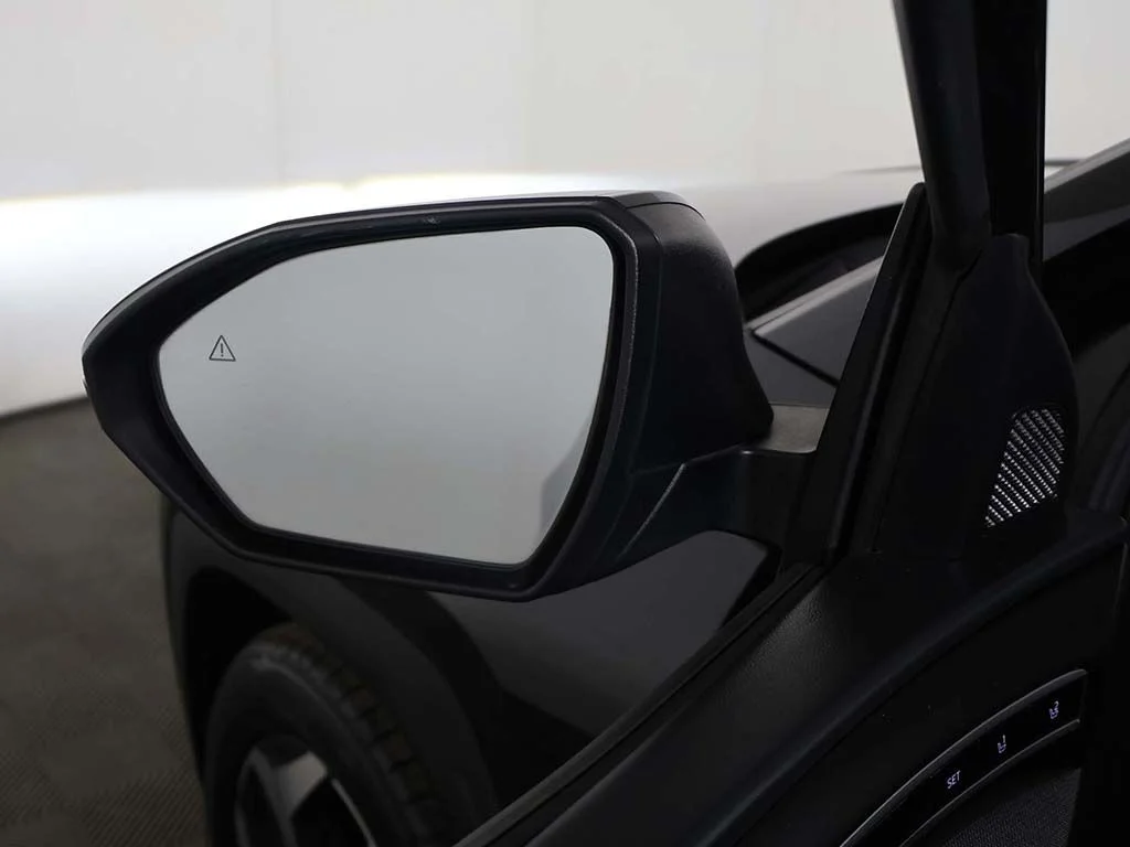 Used 2022 Black Hyundai Limited image 31