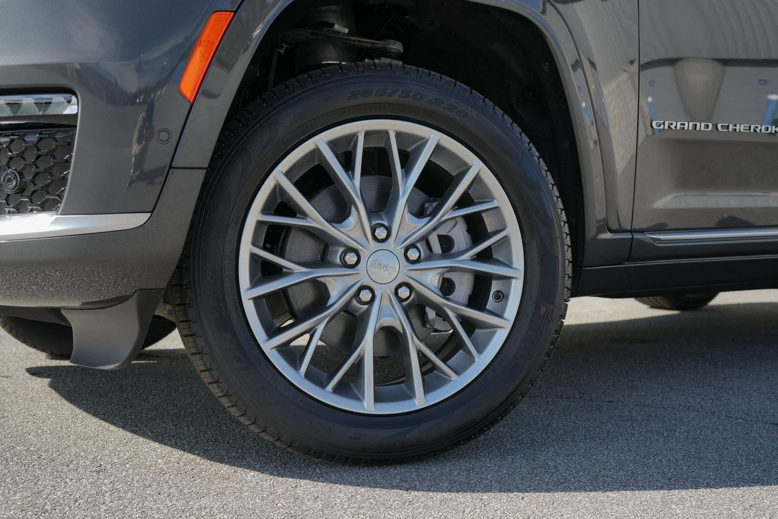 Used 2025 Gray Jeep Summit image 5