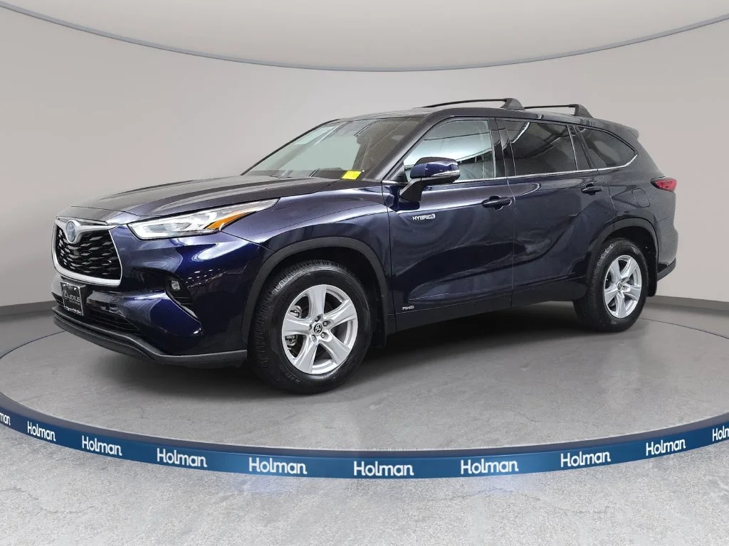 Used 2020  Toyota LE image 1