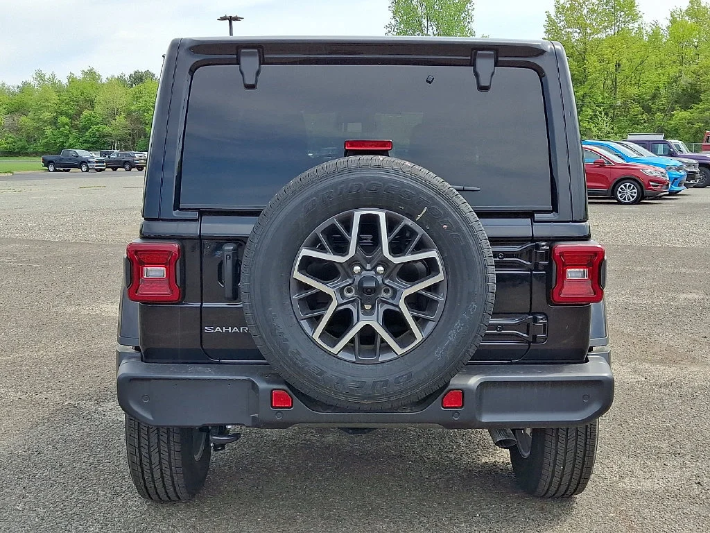 New 2026 Black Clear-Coat Exterior Paint Jeep Sahara image 7