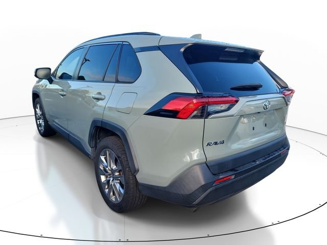 Used 2021  Toyota XLE Premium image 3